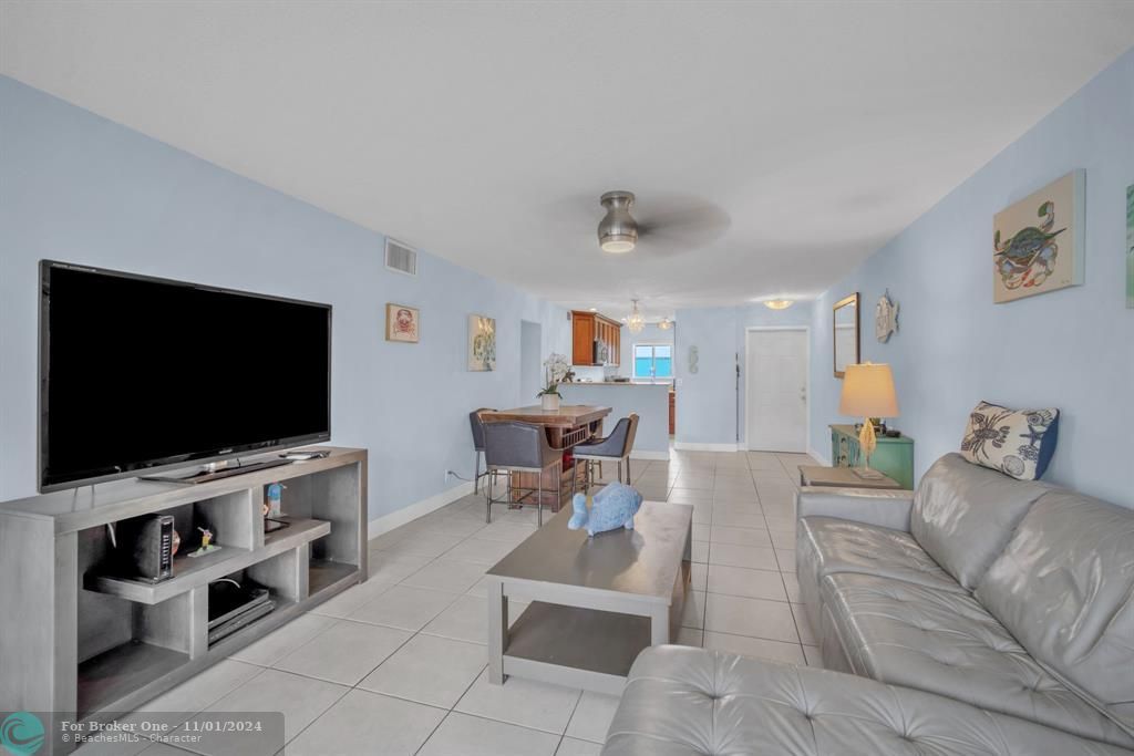 For Sale: $220,000 (2 beds, 2 baths, 1095 Square Feet)