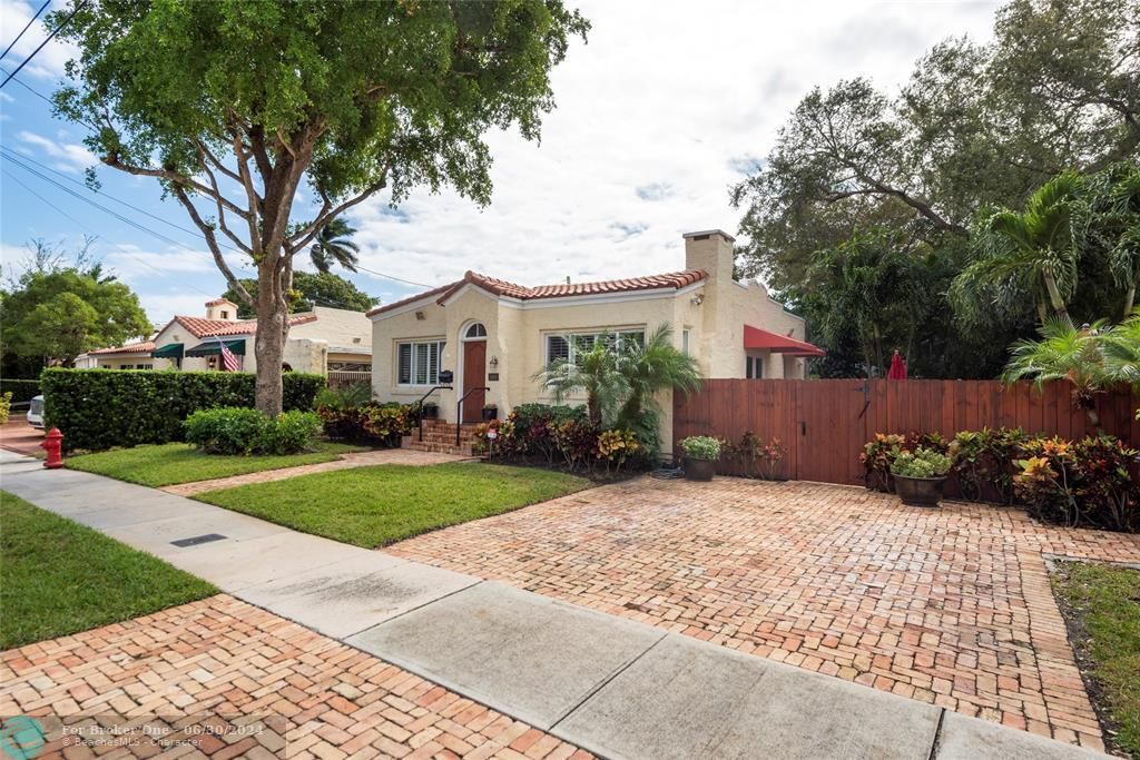 Recently Sold: $899,000 (2 beds, 2 baths, 1100 Square Feet)