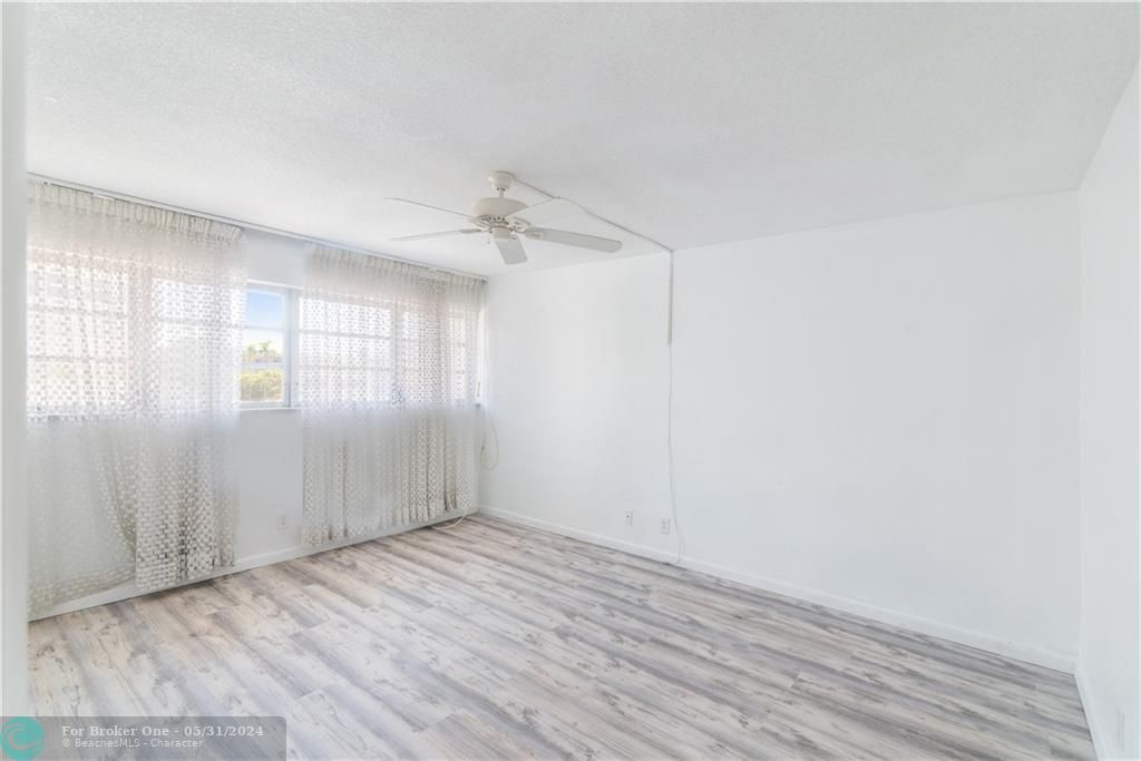 For Sale: $129,000 (2 beds, 1 baths, 935 Square Feet)
