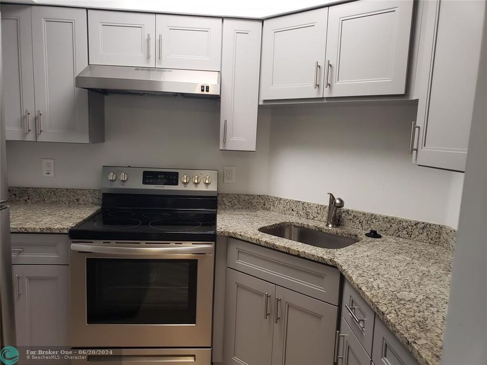 Active With Contract: $109,500 (1 beds, 1 baths, 700 Square Feet)