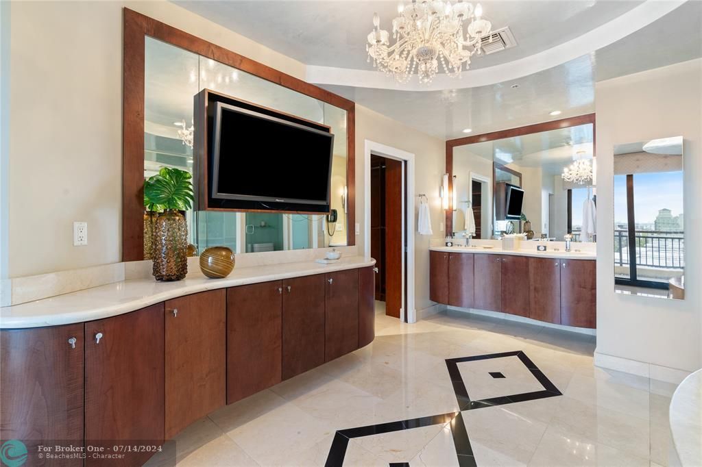 For Sale: $2,500,000 (5 beds, 4 baths, 5103 Square Feet)