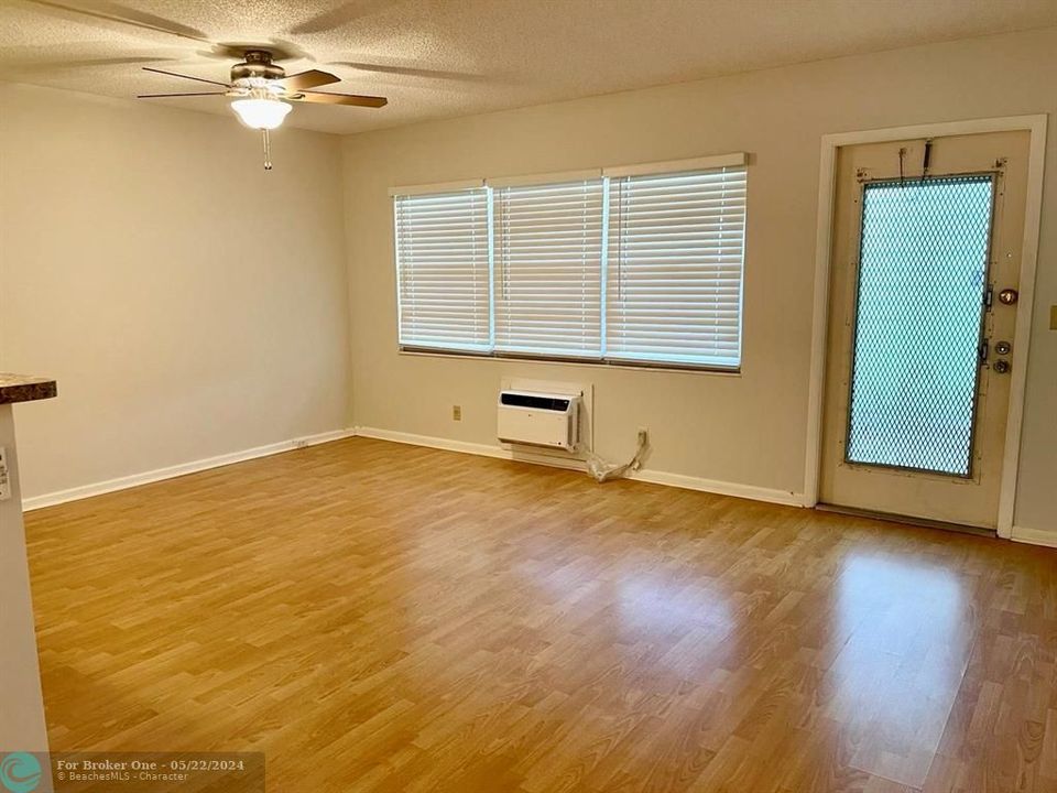 For Sale: $146,300 (1 beds, 1 baths, 720 Square Feet)