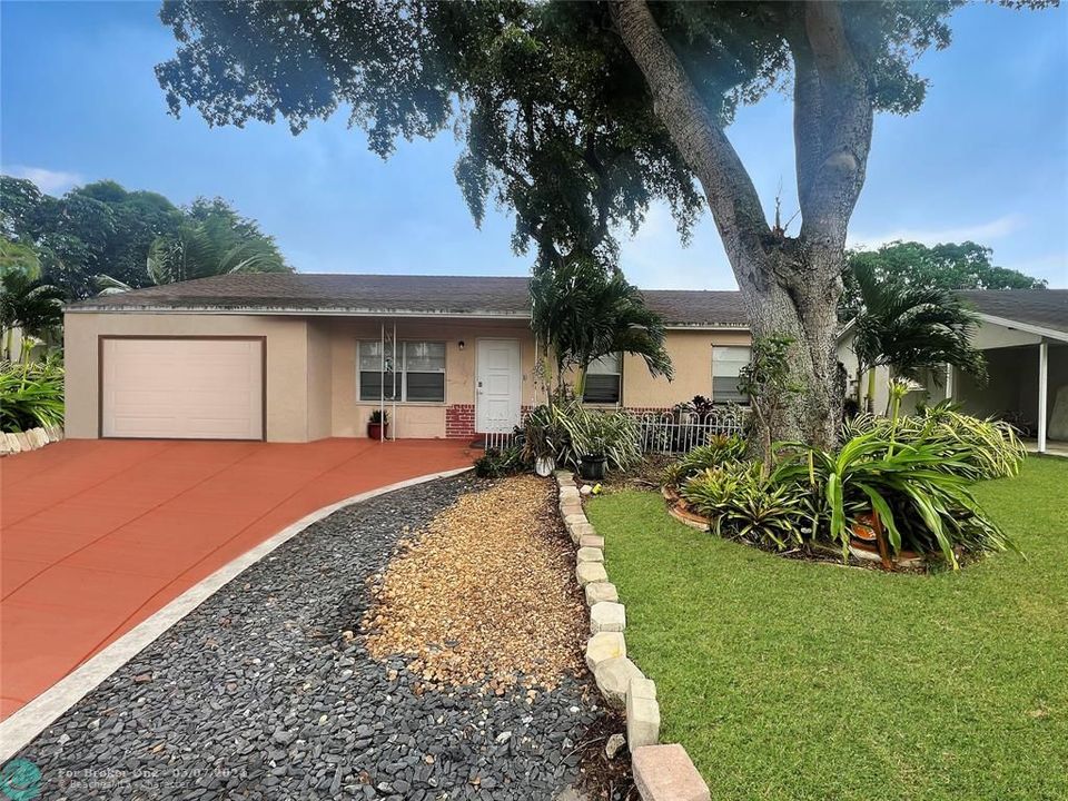 For Sale: $450,000 (5 beds, 2 baths, 1406 Square Feet)