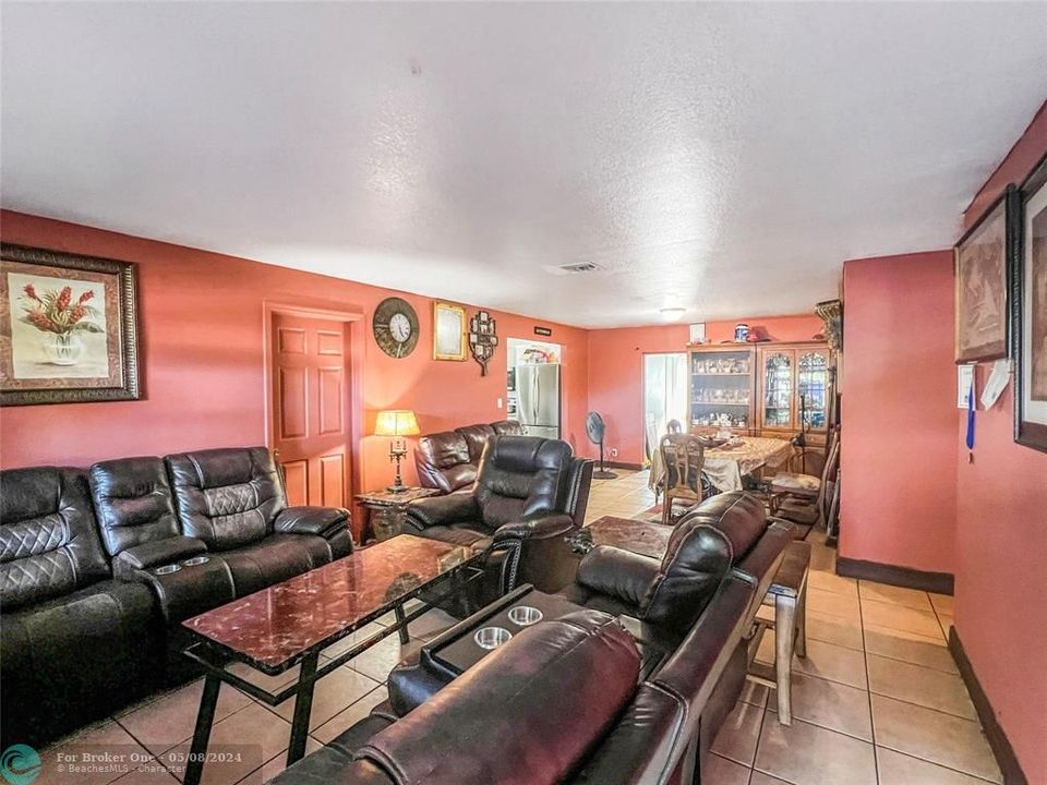 For Sale: $450,000 (5 beds, 2 baths, 1406 Square Feet)