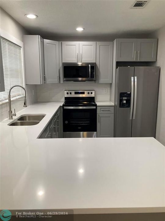 Active With Contract: $269,900 (3 beds, 1 baths, 1001 Square Feet)