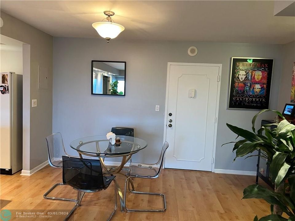 For Rent: $2,600 (2 beds, 2 baths, 1042 Square Feet)