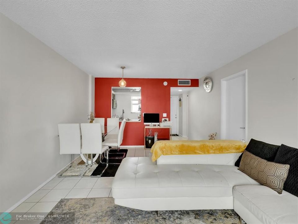 For Sale: $285,000 (1 beds, 1 baths, 760 Square Feet)