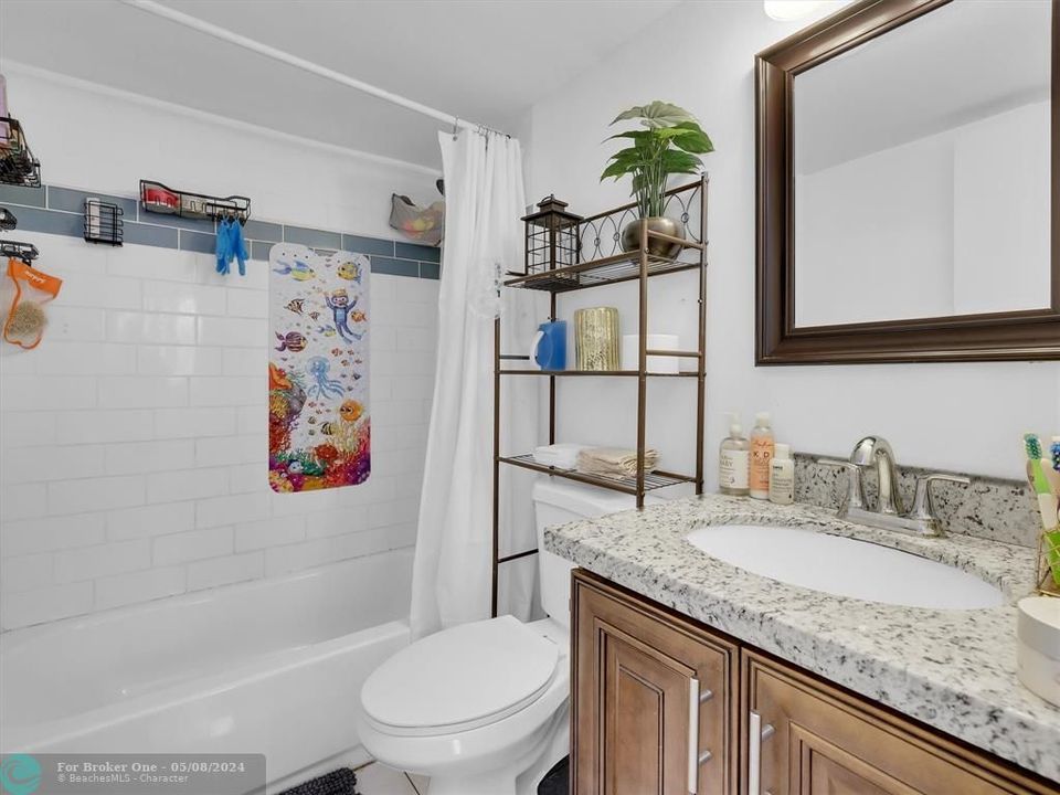 For Sale: $285,000 (1 beds, 1 baths, 760 Square Feet)