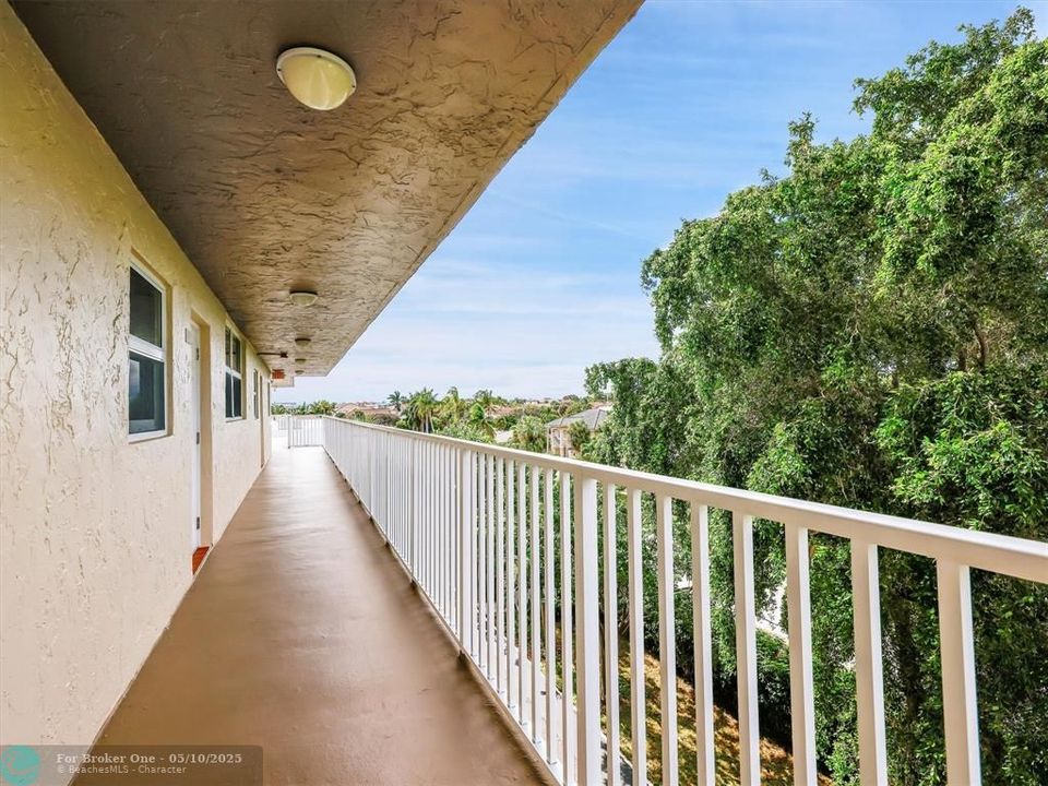 For Sale: $285,000 (1 beds, 1 baths, 760 Square Feet)