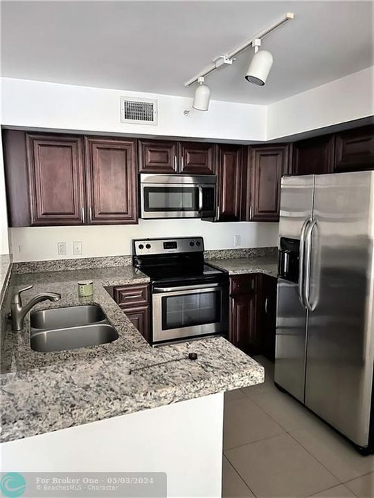 For Rent: $2,300 (2 beds, 2 baths, 967 Square Feet)