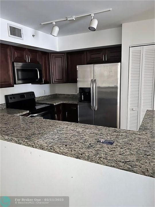For Rent: $2,300 (2 beds, 2 baths, 967 Square Feet)