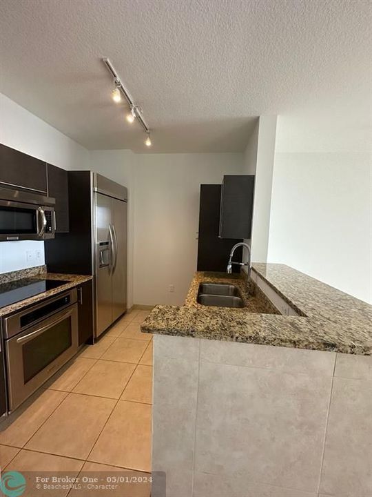 For Rent: $2,550 (1 beds, 1 baths, 755 Square Feet)