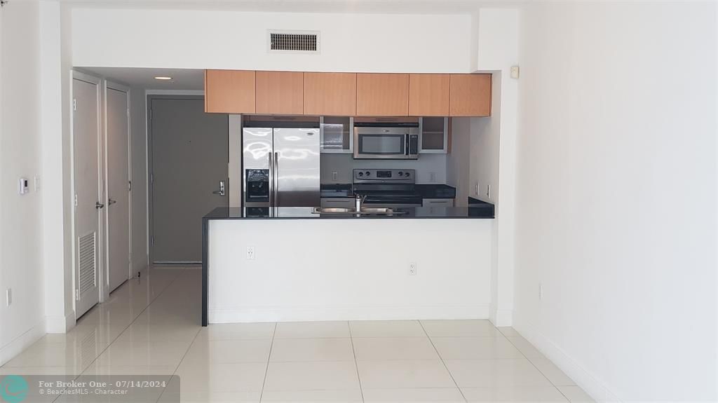 For Sale: $449,000 (1 beds, 1 baths, 825 Square Feet)