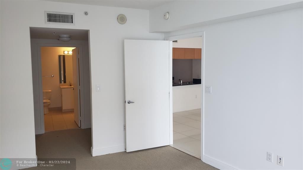 For Sale: $449,000 (1 beds, 1 baths, 825 Square Feet)