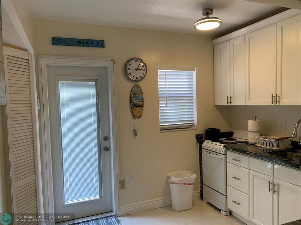 Active With Contract: $2,100 (1 beds, 1 baths, 570 Square Feet)