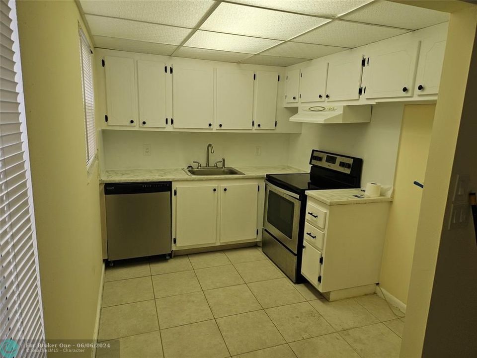 Active With Contract: $135,000 (2 beds, 1 baths, 828 Square Feet)