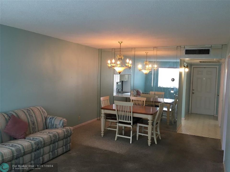 For Sale: $163,000 (1 beds, 1 baths, 727 Square Feet)