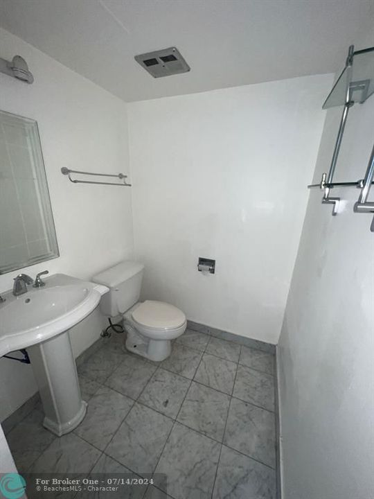 Active With Contract: $208,000 (1 beds, 1 baths, 741 Square Feet)