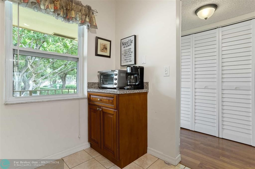 For Sale: $149,900 (2 beds, 2 baths, 990 Square Feet)