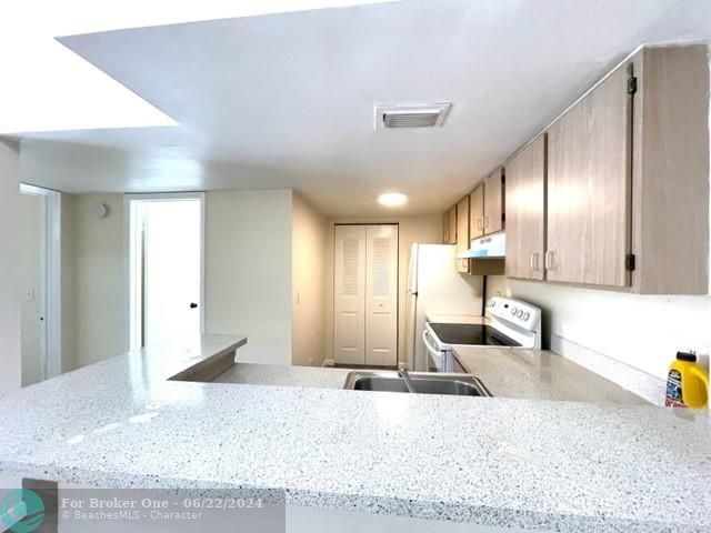 Active With Contract: $269,900 (2 beds, 2 baths, 965 Square Feet)