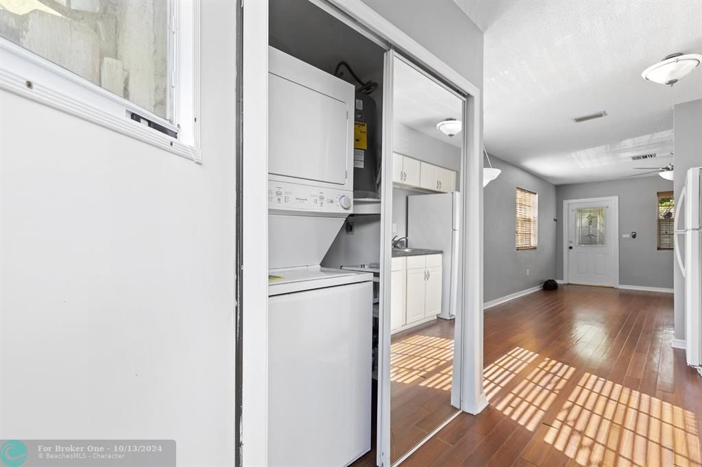 For Sale: $245,000 (2 beds, 1 baths, 837 Square Feet)