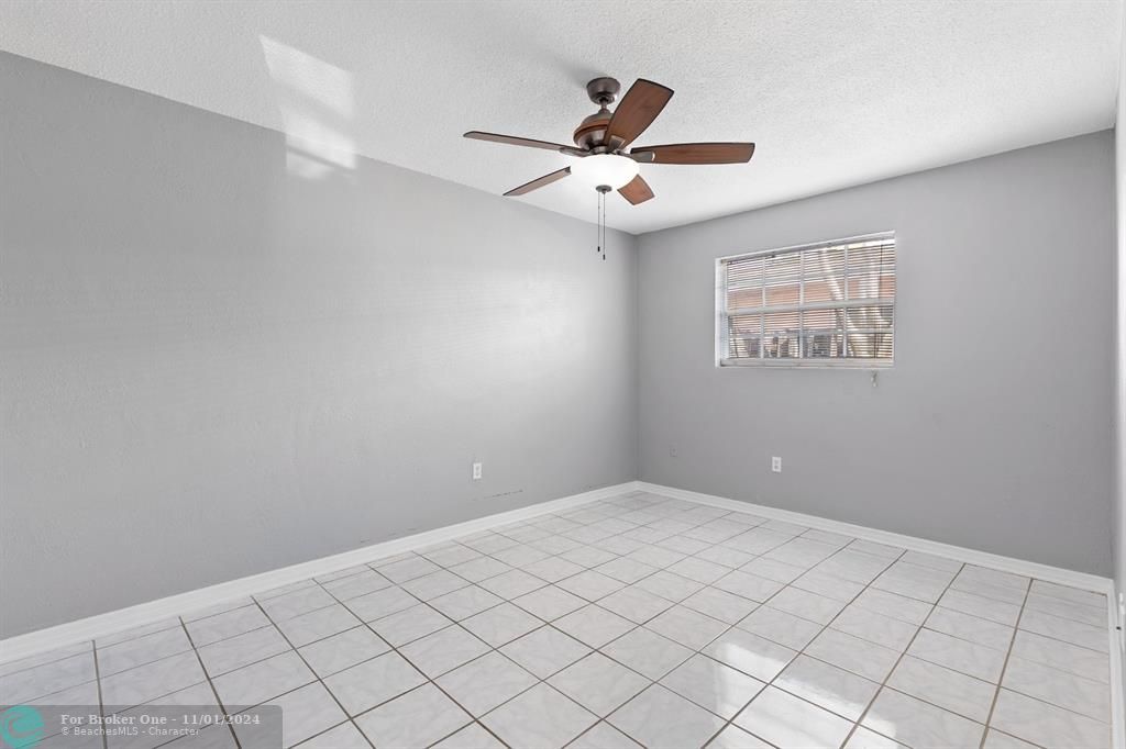 For Sale: $245,000 (2 beds, 1 baths, 837 Square Feet)