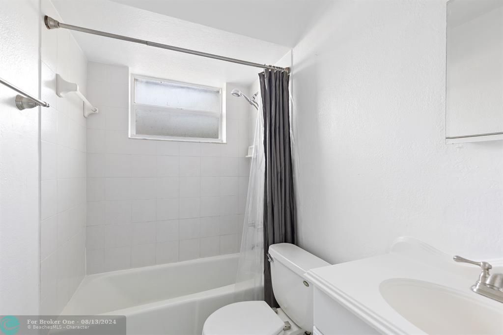 For Sale: $245,000 (2 beds, 1 baths, 837 Square Feet)