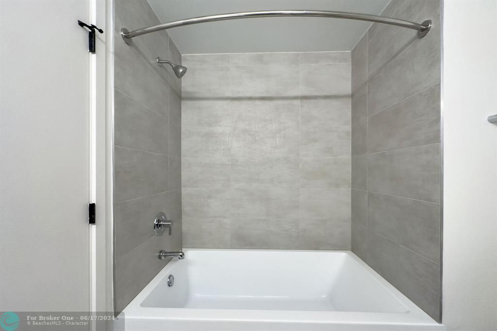最近租的: $4,930 (3 贝兹, 2 浴室, 1311 平方英尺)