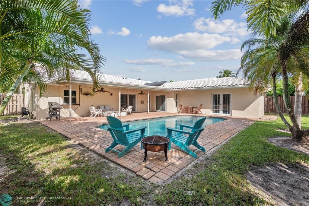 Recently Sold: $699,000 (5 beds, 3 baths, 2477 Square Feet)
