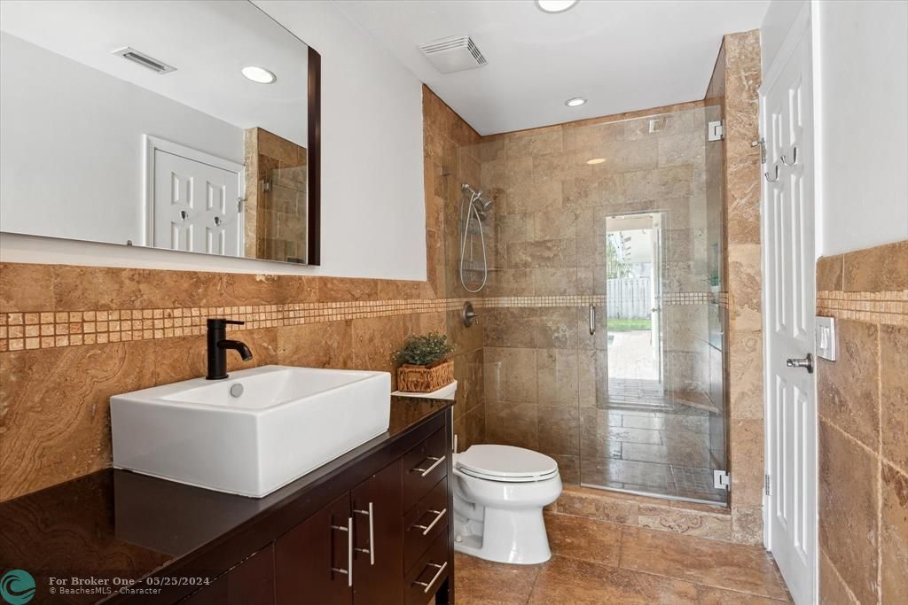 最近售出: $699,000 (5 贝兹, 3 浴室, 2477 平方英尺)