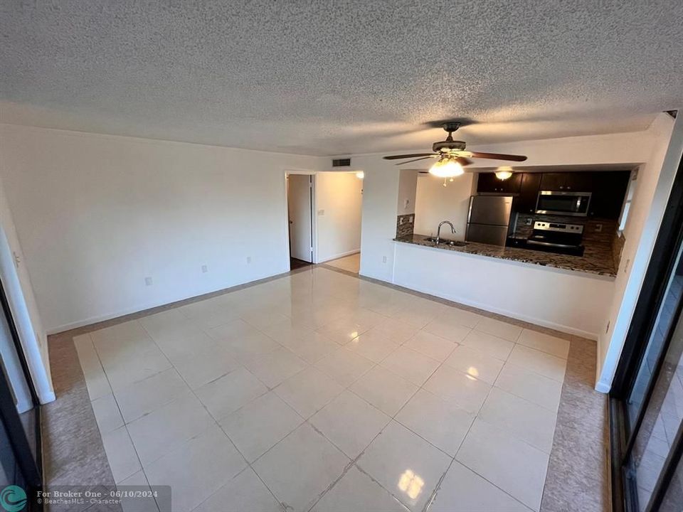 Active With Contract: $2,100 (2 beds, 2 baths, 965 Square Feet)