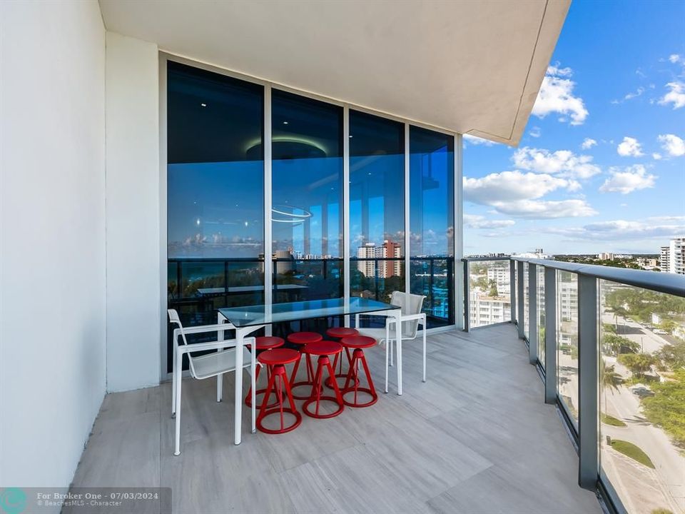 Active With Contract: $3,100,000 (3 beds, 3 baths, 2420 Square Feet)