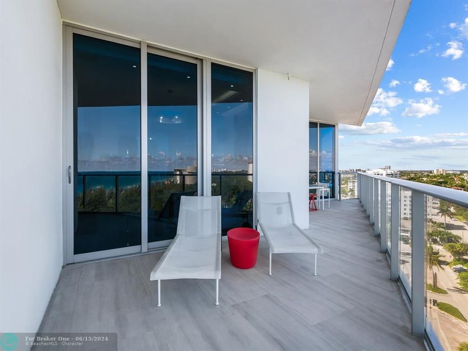 Active With Contract: $3,100,000 (3 beds, 3 baths, 2420 Square Feet)