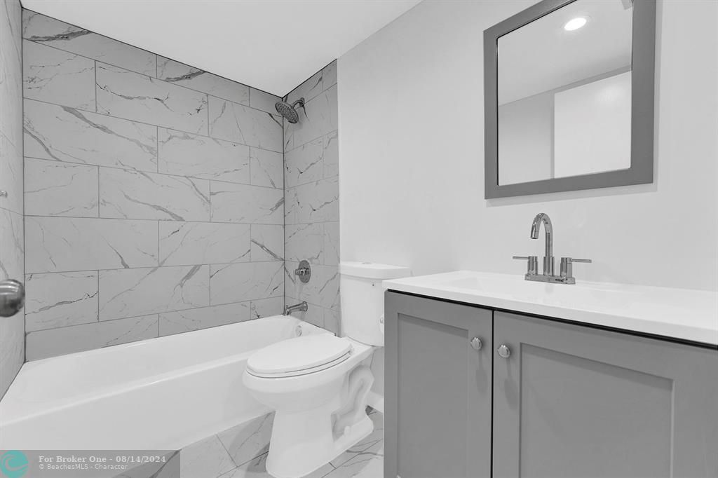 Active With Contract: $224,900 (2 beds, 2 baths, 1002 Square Feet)