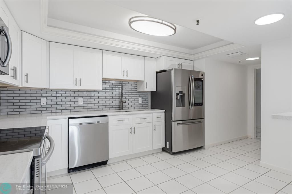 Active With Contract: $3,800 (3 beds, 3 baths, 2334 Square Feet)