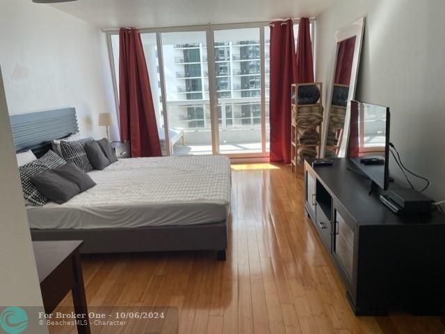 For Rent: $3,000 (1 beds, 1 baths, 1067 Square Feet)