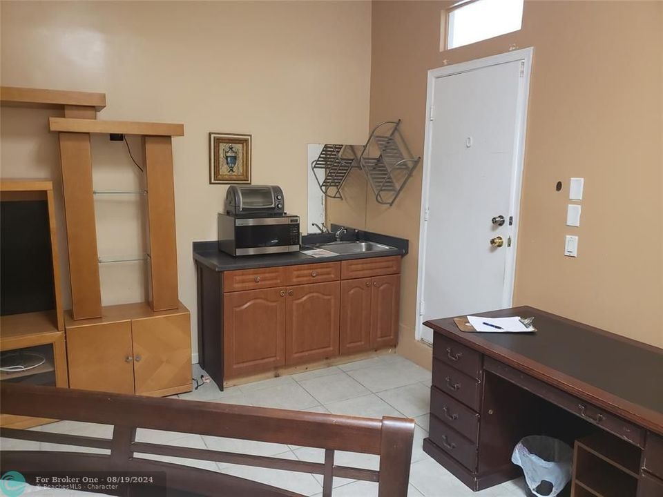 Active With Contract: $1,100 (1 beds, 1 baths, 0 Square Feet)