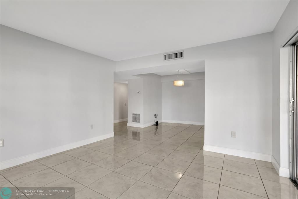 Active With Contract: $2,100 (2 beds, 2 baths, 1116 Square Feet)