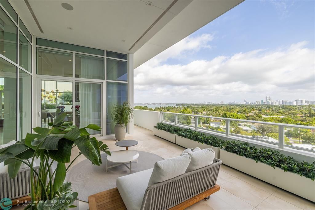 Active With Contract: $19,999,999 (4 beds, 4 baths, 5936 Square Feet)