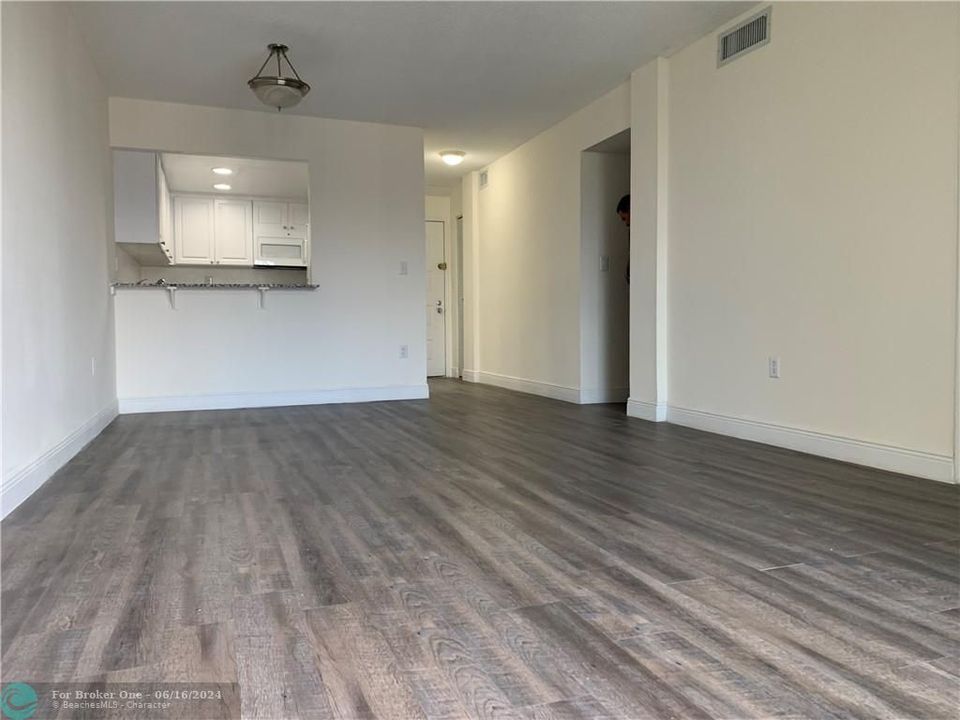 Recently Rented: $2,212 (2 beds, 1 baths, 950 Square Feet)