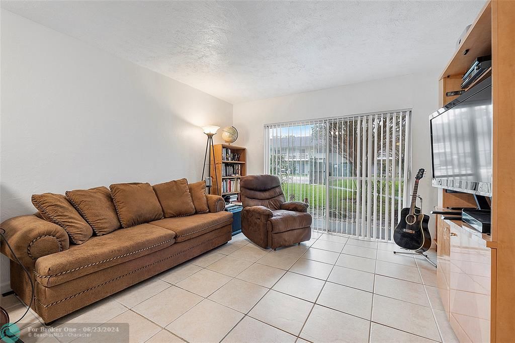 Active With Contract: $163,000 (1 beds, 1 baths, 716 Square Feet)
