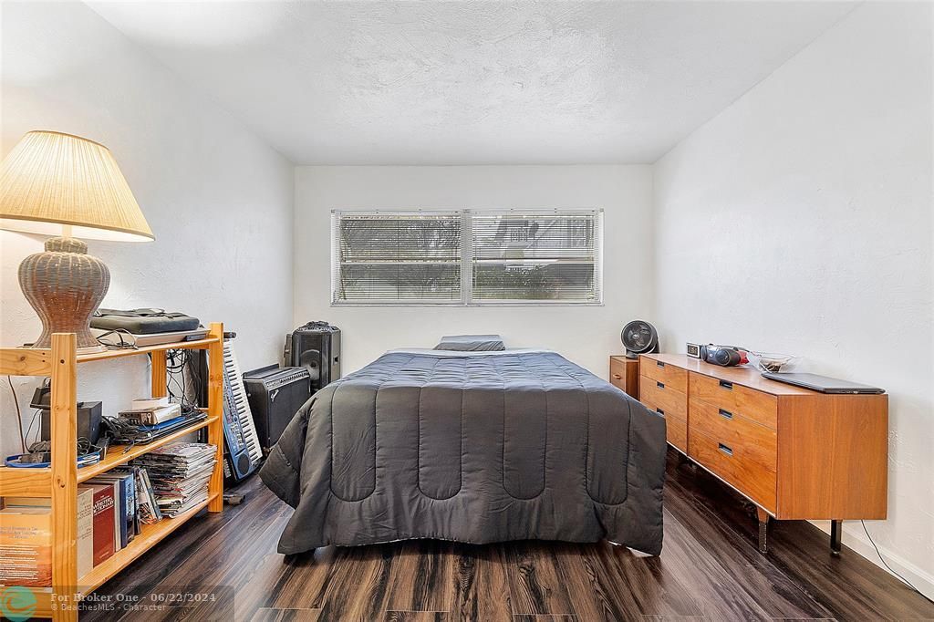 Active With Contract: $163,000 (1 beds, 1 baths, 716 Square Feet)