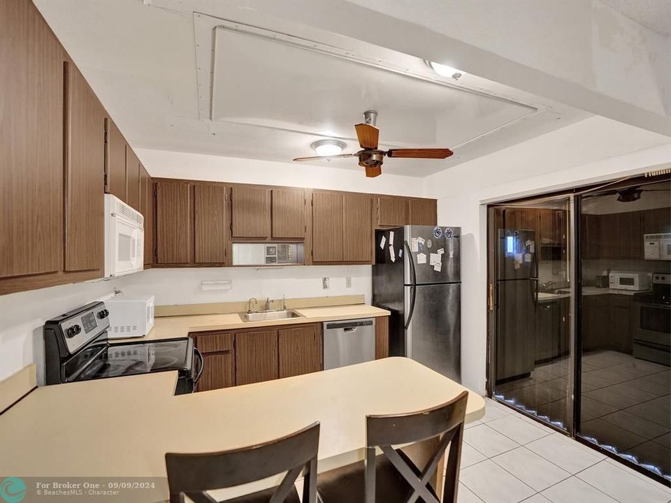 For Sale: $264,900 (2 beds, 2 baths, 1384 Square Feet)