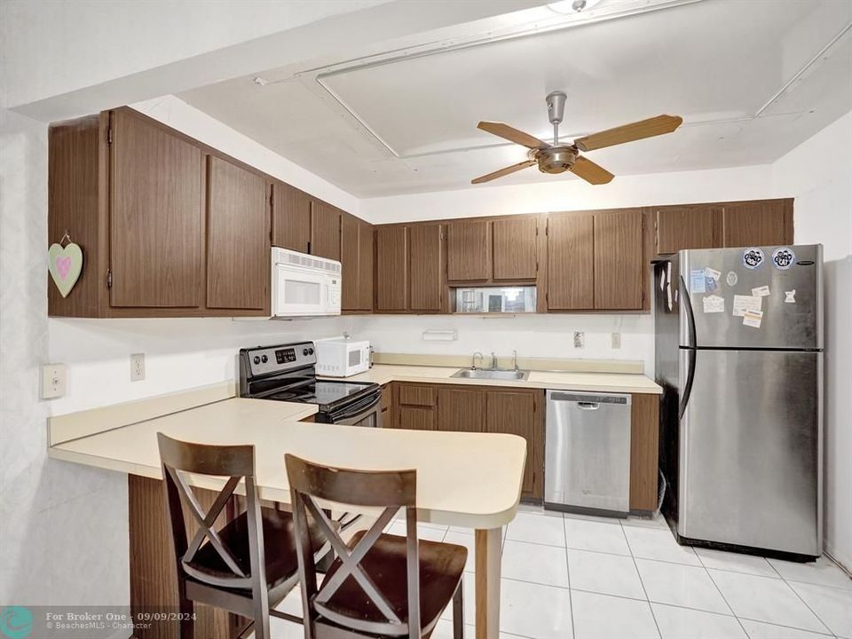 For Sale: $264,900 (2 beds, 2 baths, 1384 Square Feet)