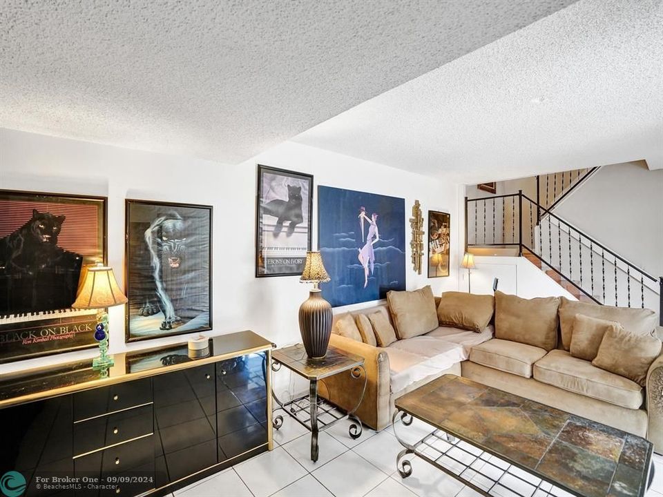 For Sale: $264,900 (2 beds, 2 baths, 1384 Square Feet)