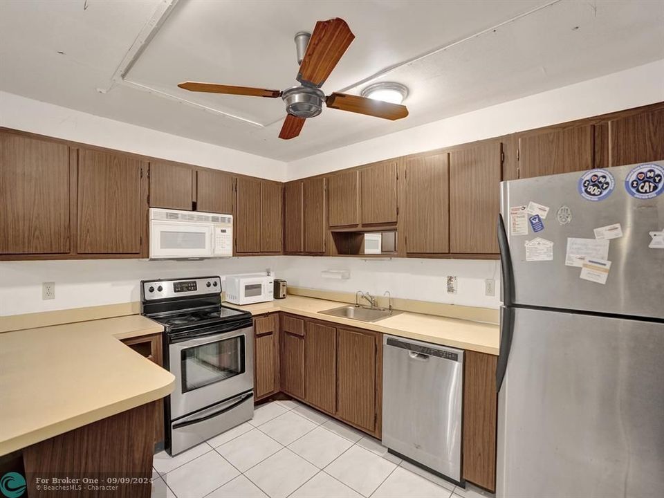 For Sale: $264,900 (2 beds, 2 baths, 1384 Square Feet)