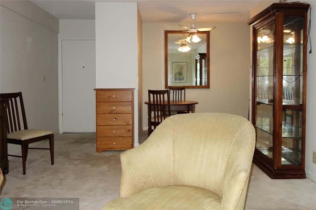 For Sale: $165,900 (1 beds, 1 baths, 685 Square Feet)