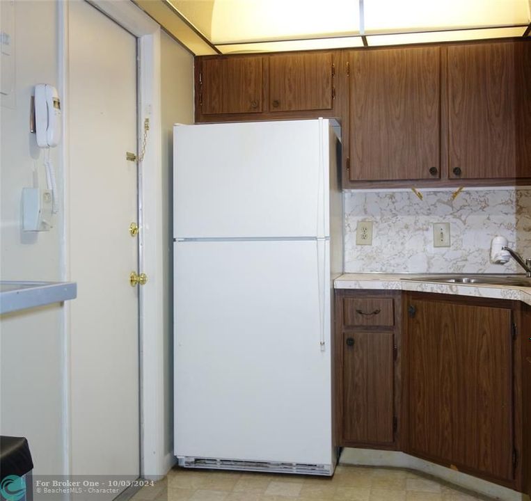 For Sale: $165,900 (1 beds, 1 baths, 685 Square Feet)