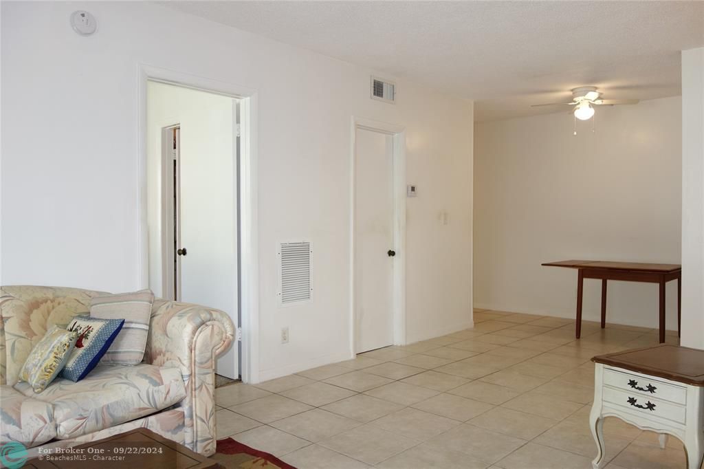 For Sale: $159,900 (1 beds, 1 baths, 685 Square Feet)