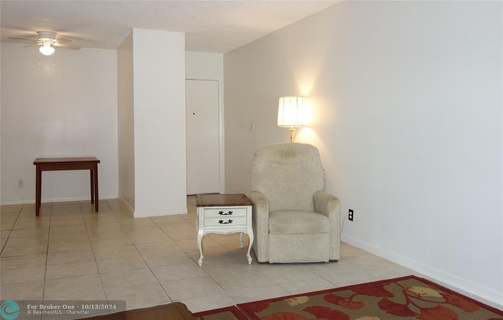 For Sale: $159,900 (1 beds, 1 baths, 685 Square Feet)